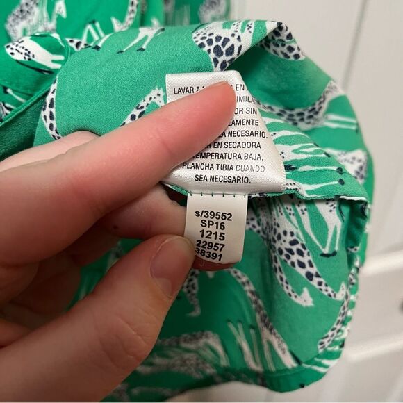 Charter Club Women’s Green Giraffe Animal Print Button Down Shirt size small - Picture 6 of 7